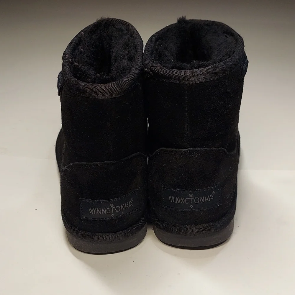 MINNETONKA  Black Leather Sheepskin Lambswool Lined Ankle Boots Size 6 - Picture 2 of 7